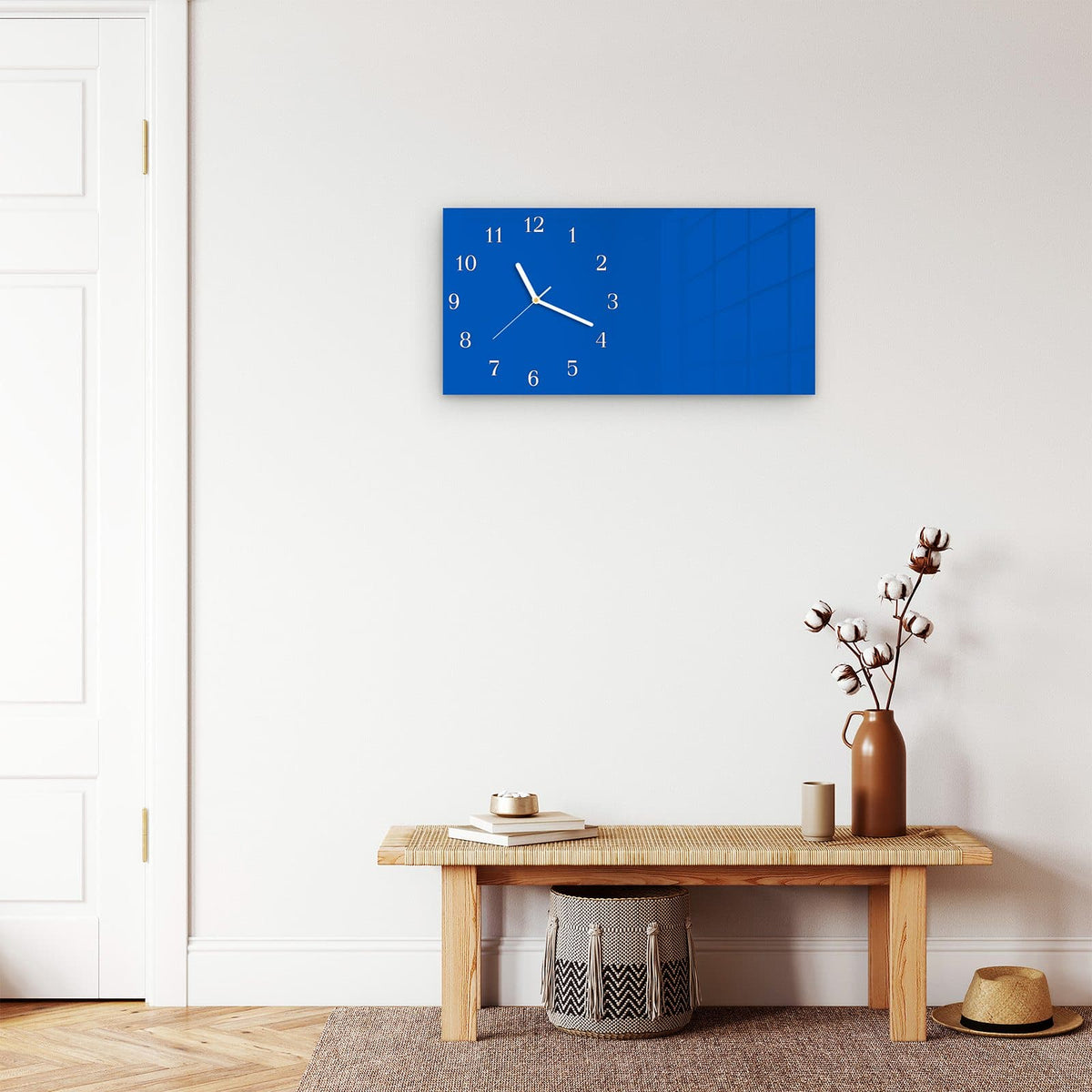Moderne Wanduhr aus Glas mit Farbtiefe – Wanduhr Blauer Hintergrund I aus Glas – Querformat 60 × 30 cm