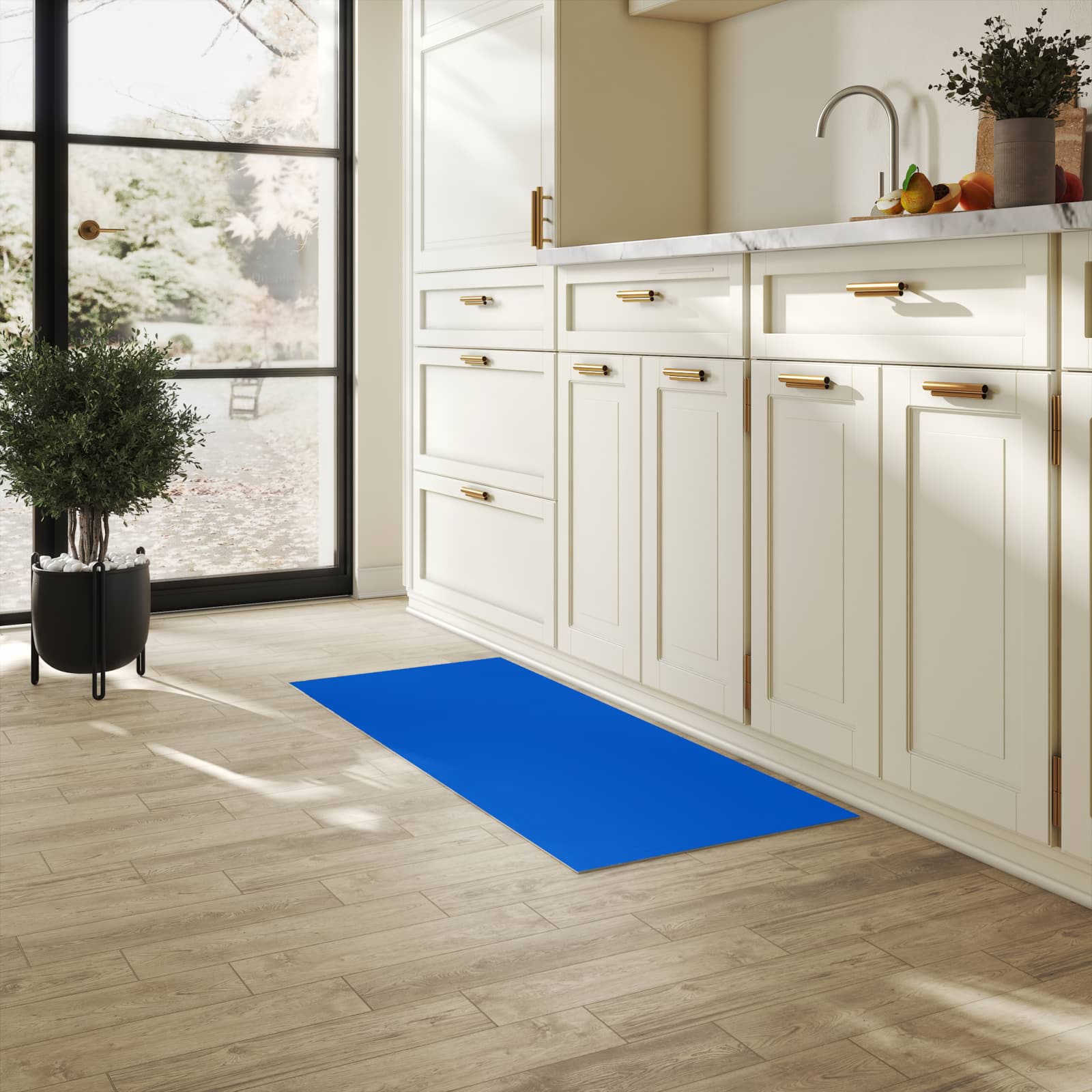 Wasserabweisender Teppichläufer mit Motiv Blauer Hintergrund I in heller Küche