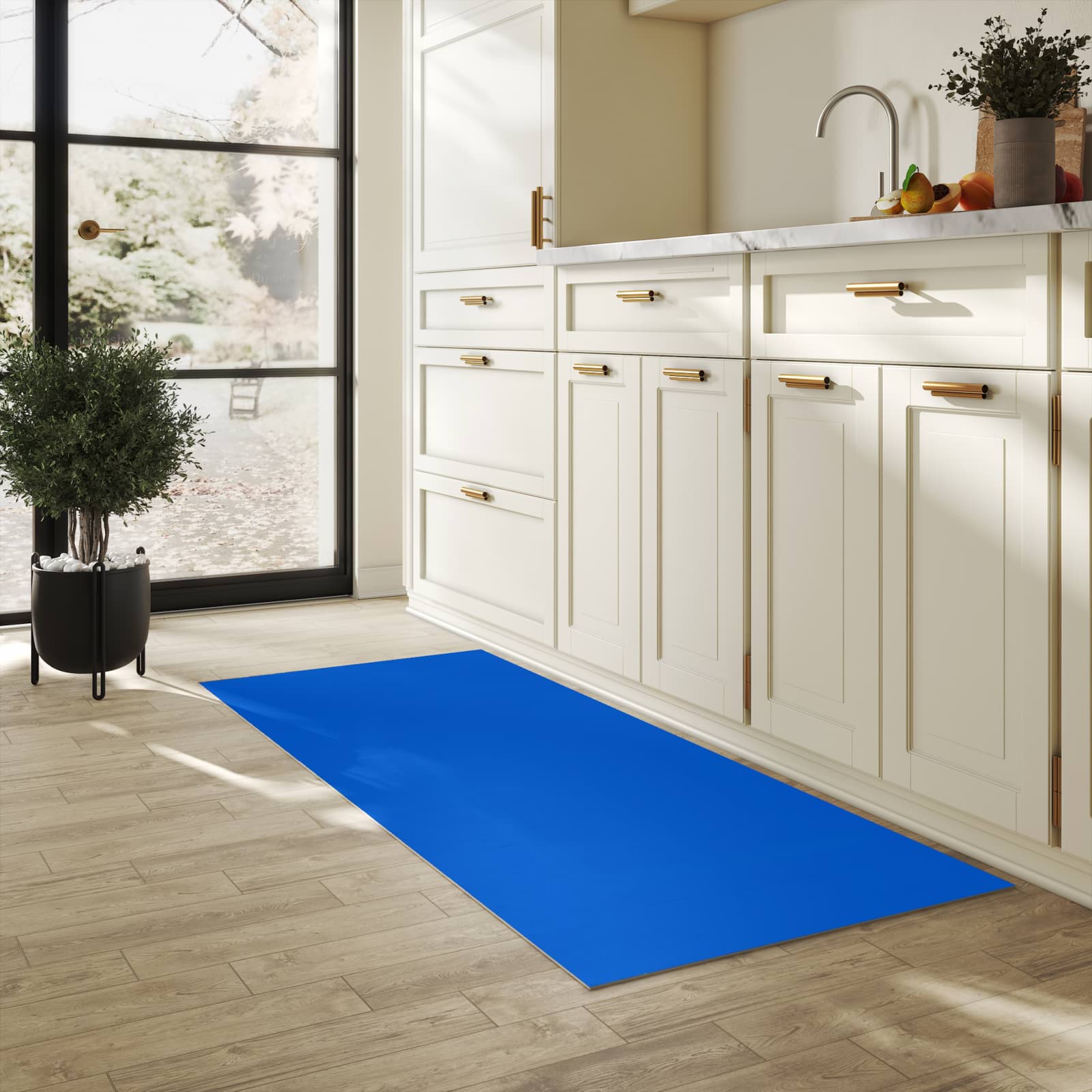 Pflegeleichter dünner Teppich mit Motiv Blauer Hintergrund I in heller Küche