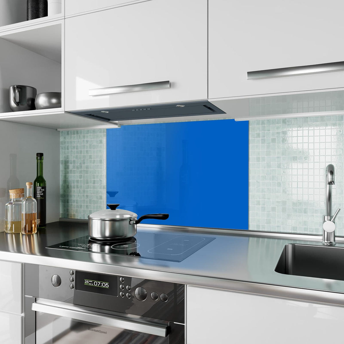 Küchenrückwand aus Glas Enzianblau im Hochformat als Spritzschutz hinter dem Kochfeld, über dem Fliesenspiegel montiert