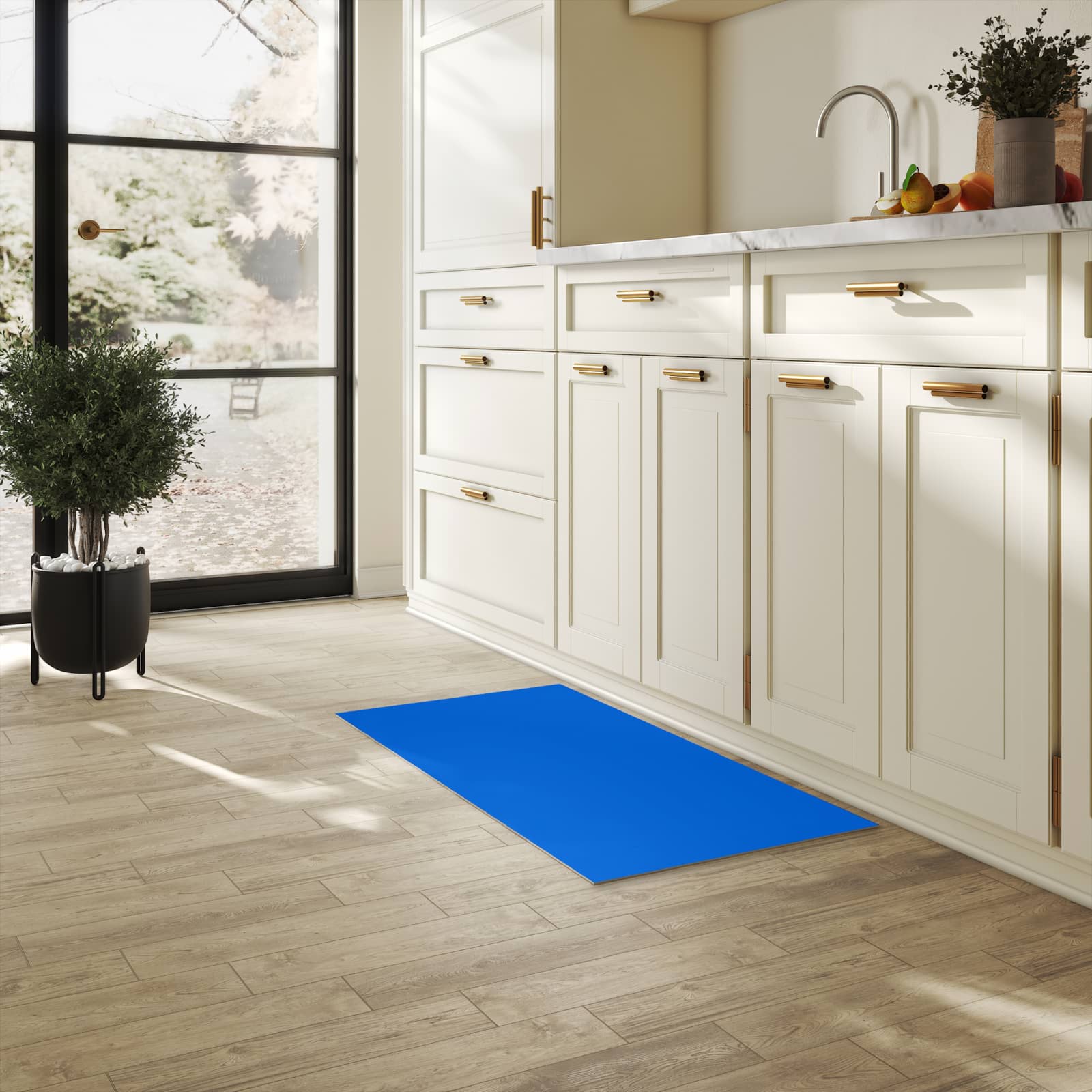 Langlebiger Küchenteppich mit Motiv Blauer Hintergrund II in heller Küche