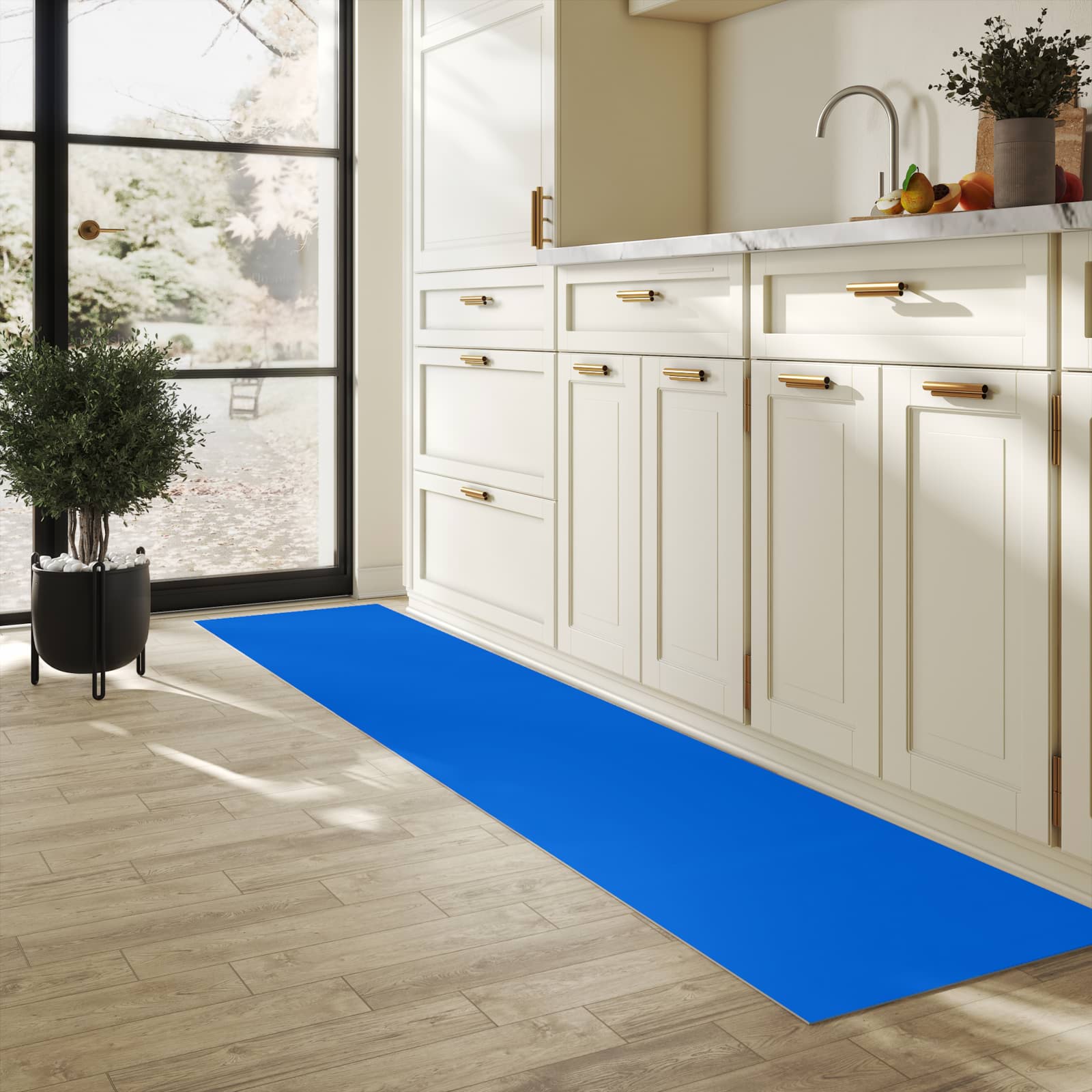 Bodenschonender Küchenteppich mit Motiv Blauer Hintergrund II in heller Küche