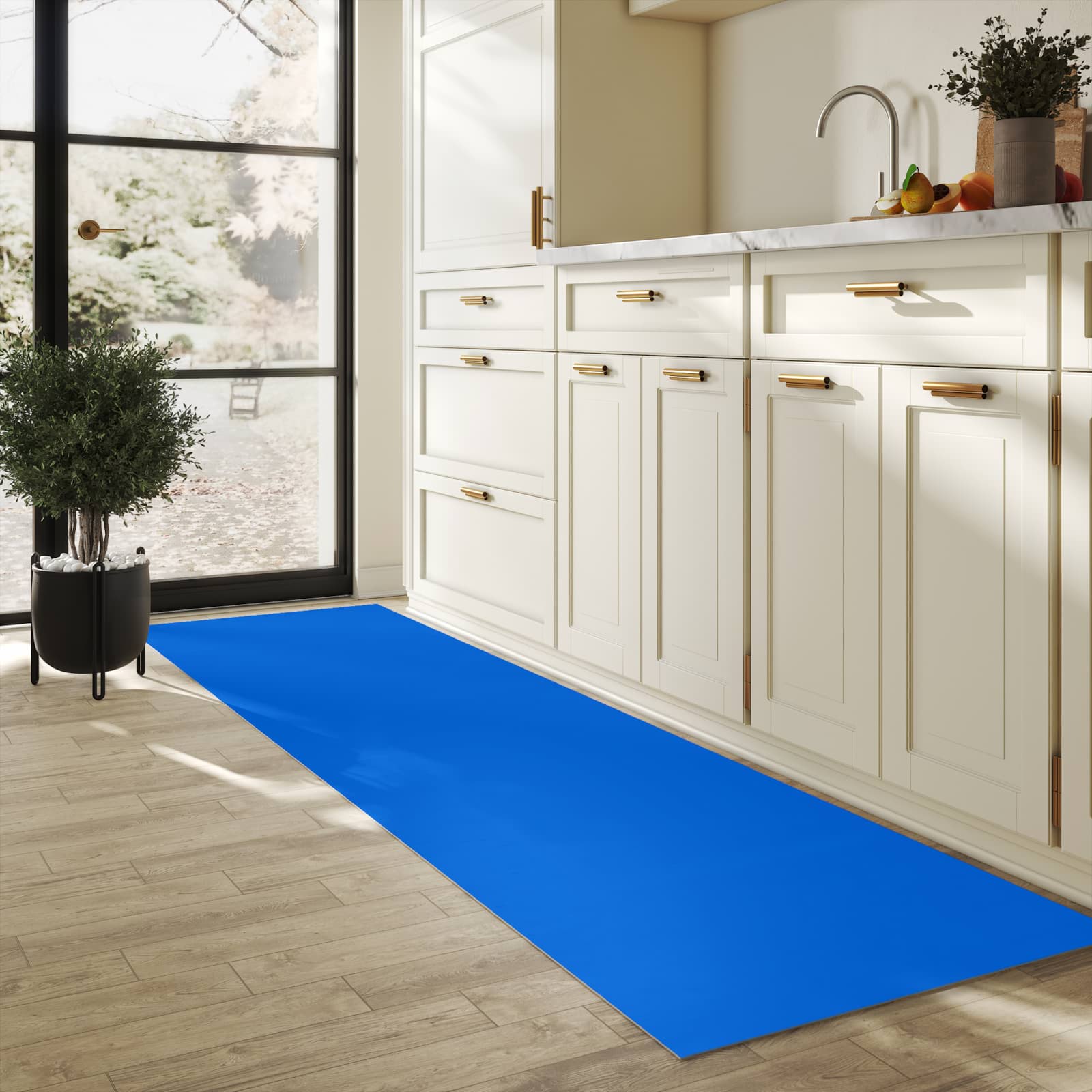 Geräuschdämpfender Küchenvorleger mit Motiv Blauer Hintergrund II in heller Küche