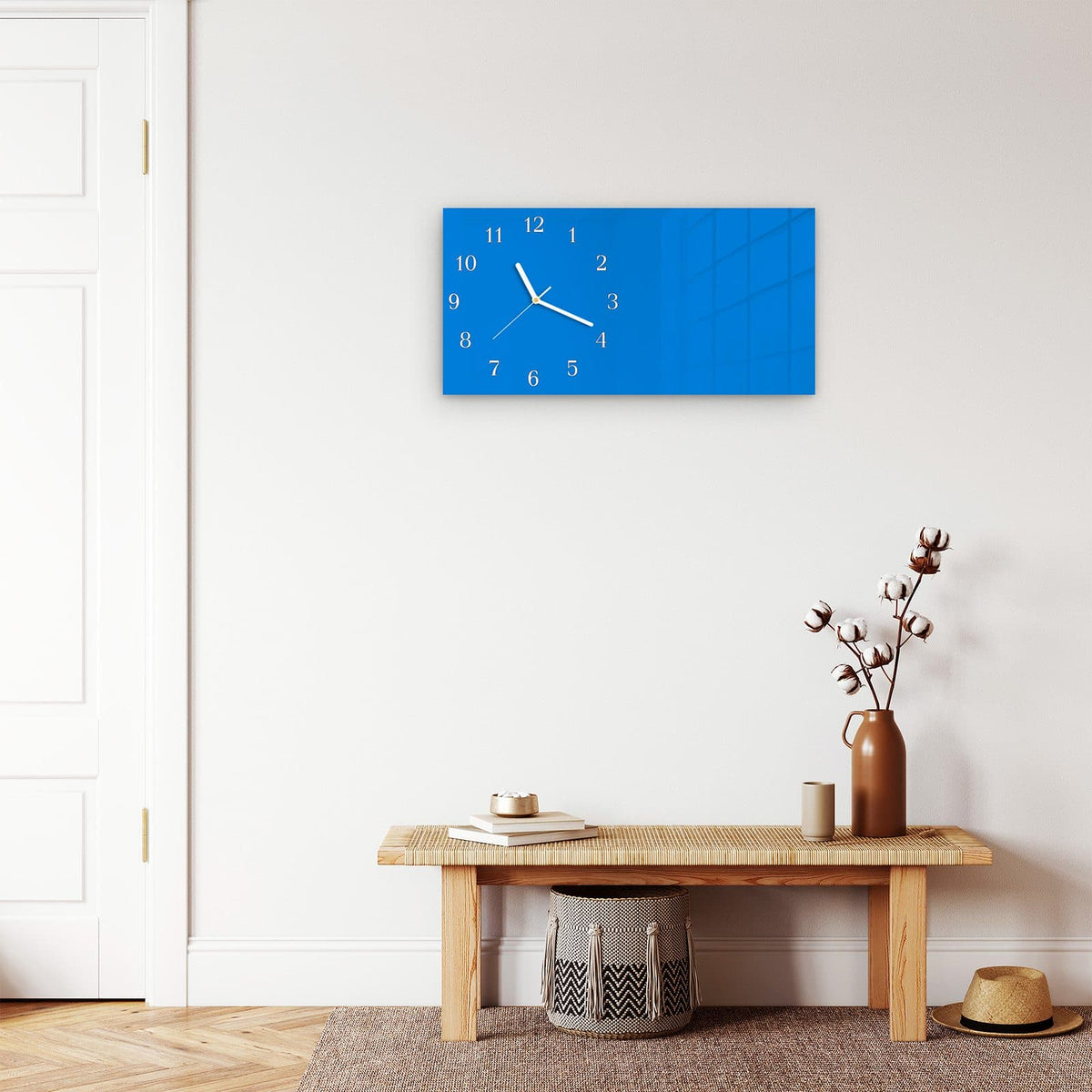 Moderne Wanduhr aus Glas mit Farbtiefe – Wanduhr Hellblauer Hintergrund I aus Glas – Querformat 60 × 30 cm