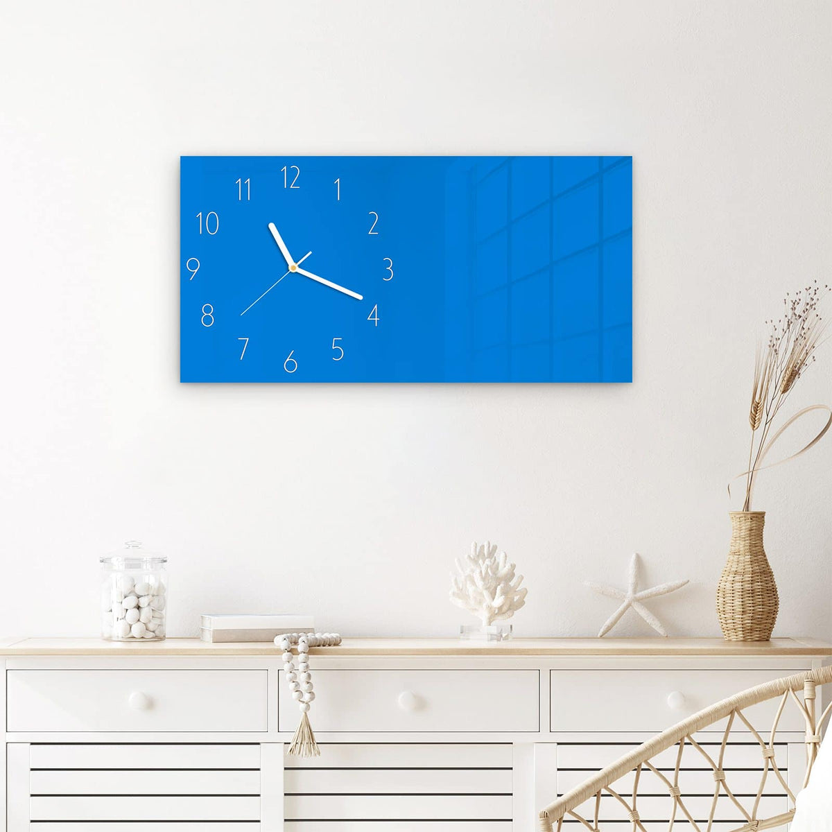 Wanduhr Hellblauer Hintergrund I aus Glas – Querformat 60 × 30 cm – Helles Blau als luftige Fläche