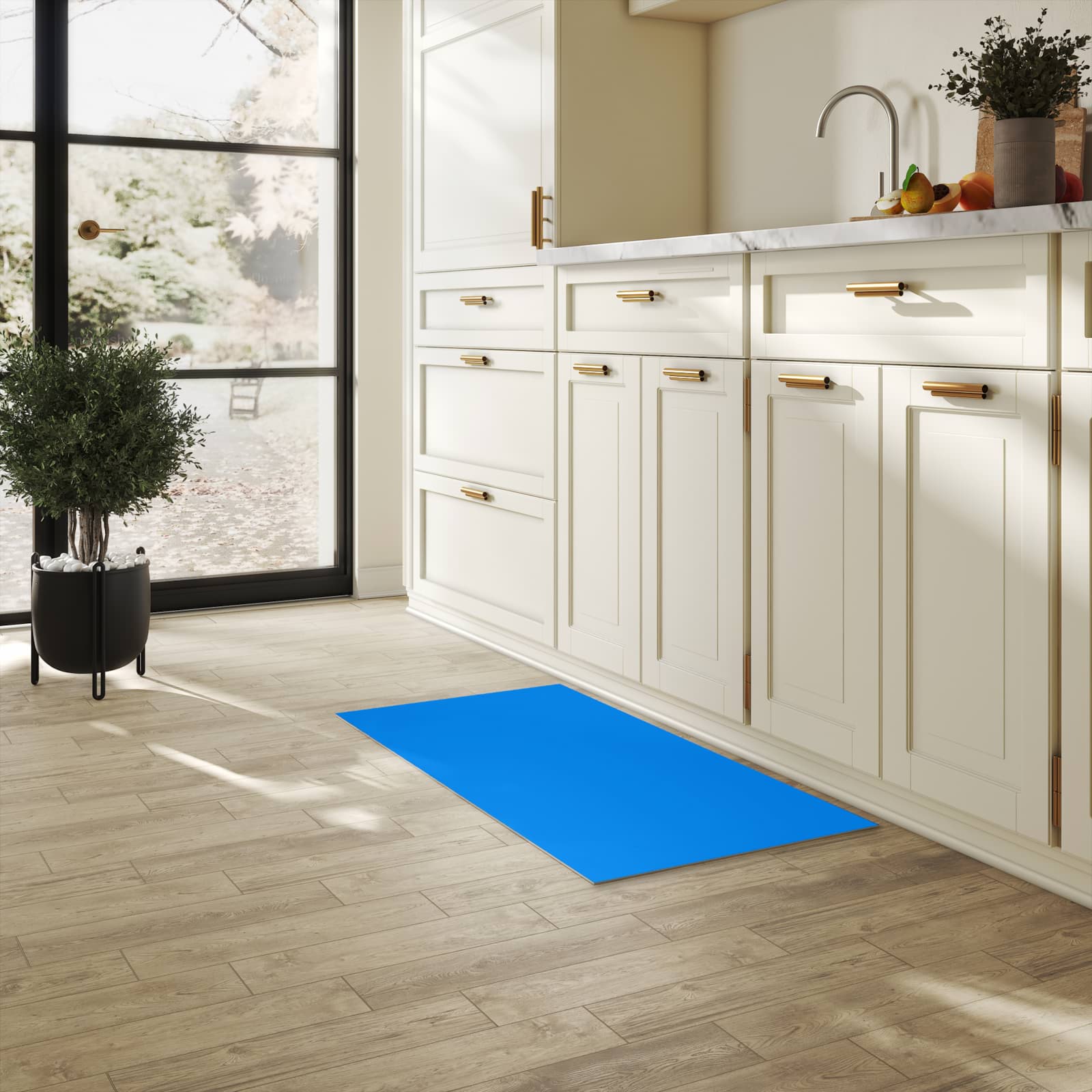 Fleckenresistenter Küchenläufer mit Motiv Hellblauer Hintergrund I in heller Küche