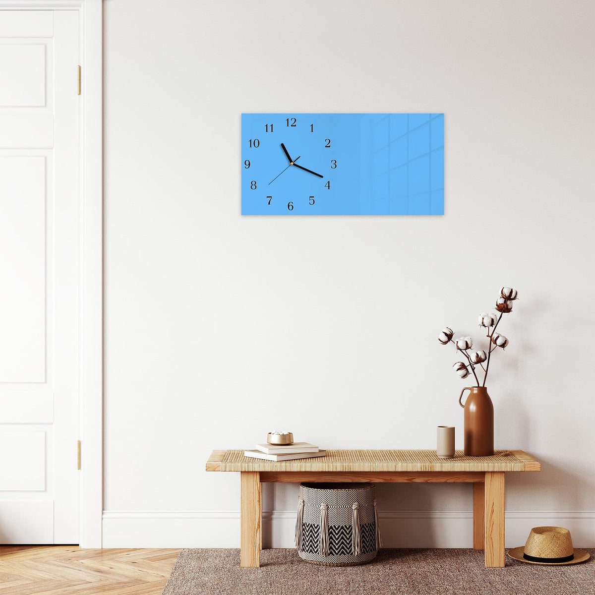 Moderne Wanduhr aus Glas mit Farbtiefe – Wanduhr Himmelblauer Hintergrund aus Glas – Querformat 60 × 30 cm