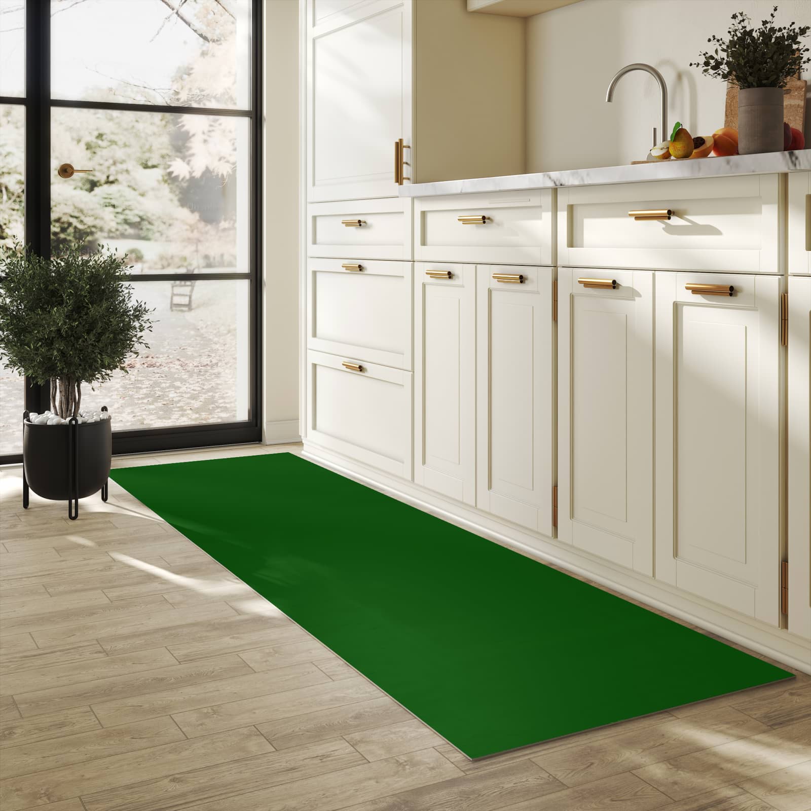 Feuchtigkeitsresistenter Bodenläufer mit Motiv Dunkelgrüner Hintergrund I in heller Küche