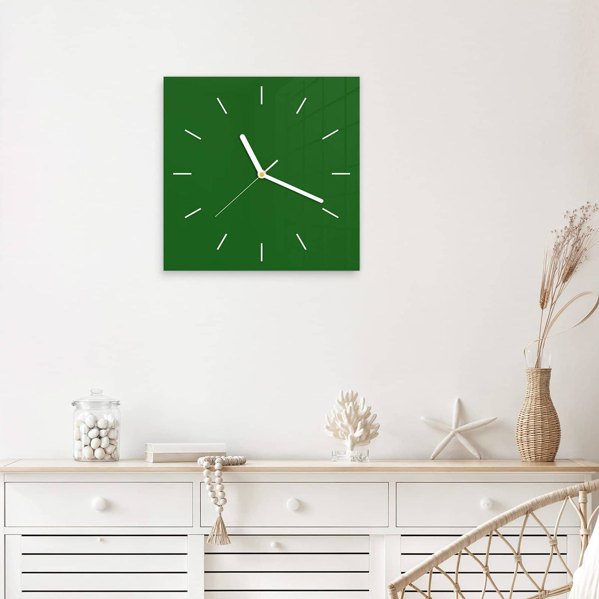 Quadratische Wanduhr aus Glas Waldgrün mit Ziffernblatt Linie über einem weißen Sideboard