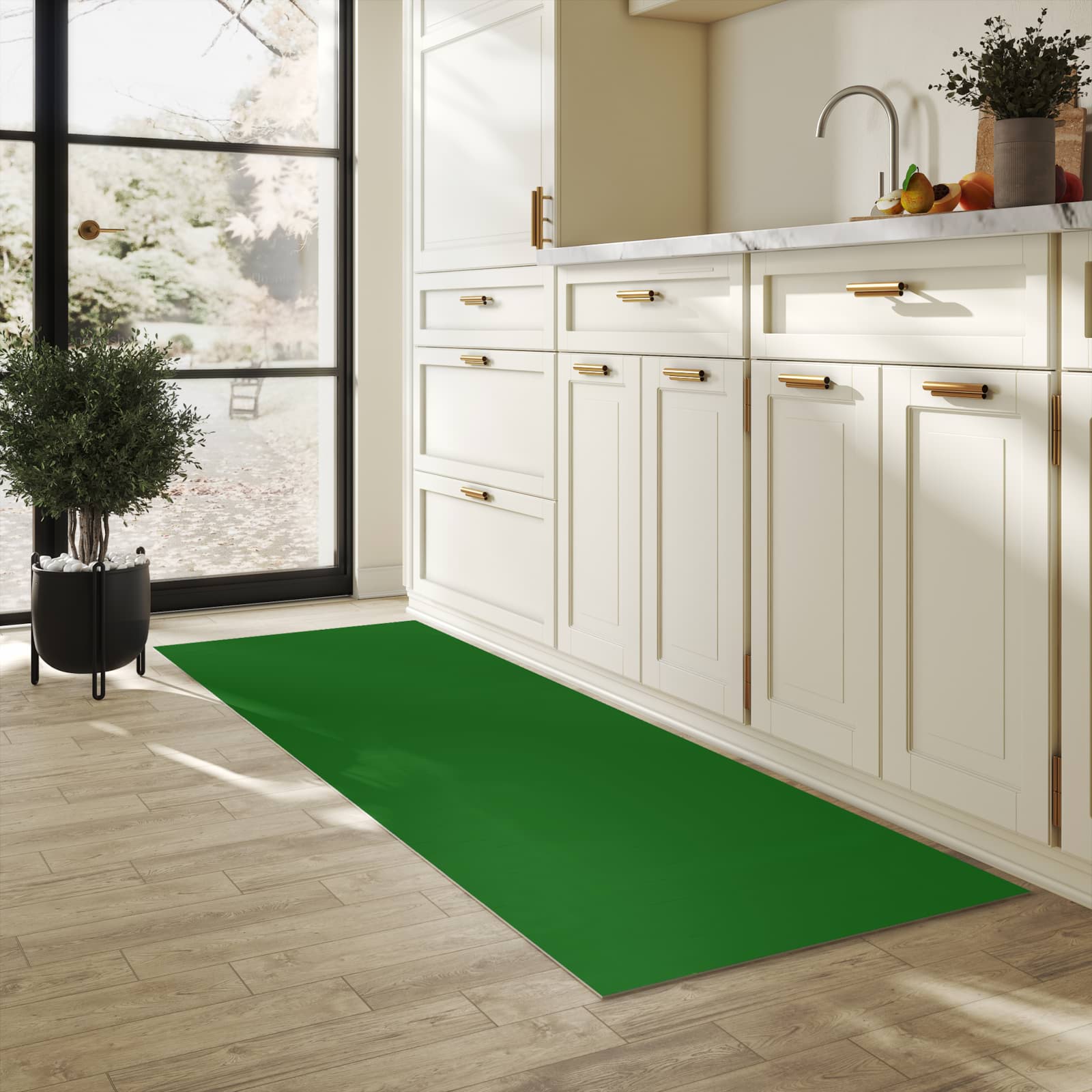 Schmutzabweisender Küchenläufer mit Motiv Dunkelgrüner Hintergrund II in heller Küche