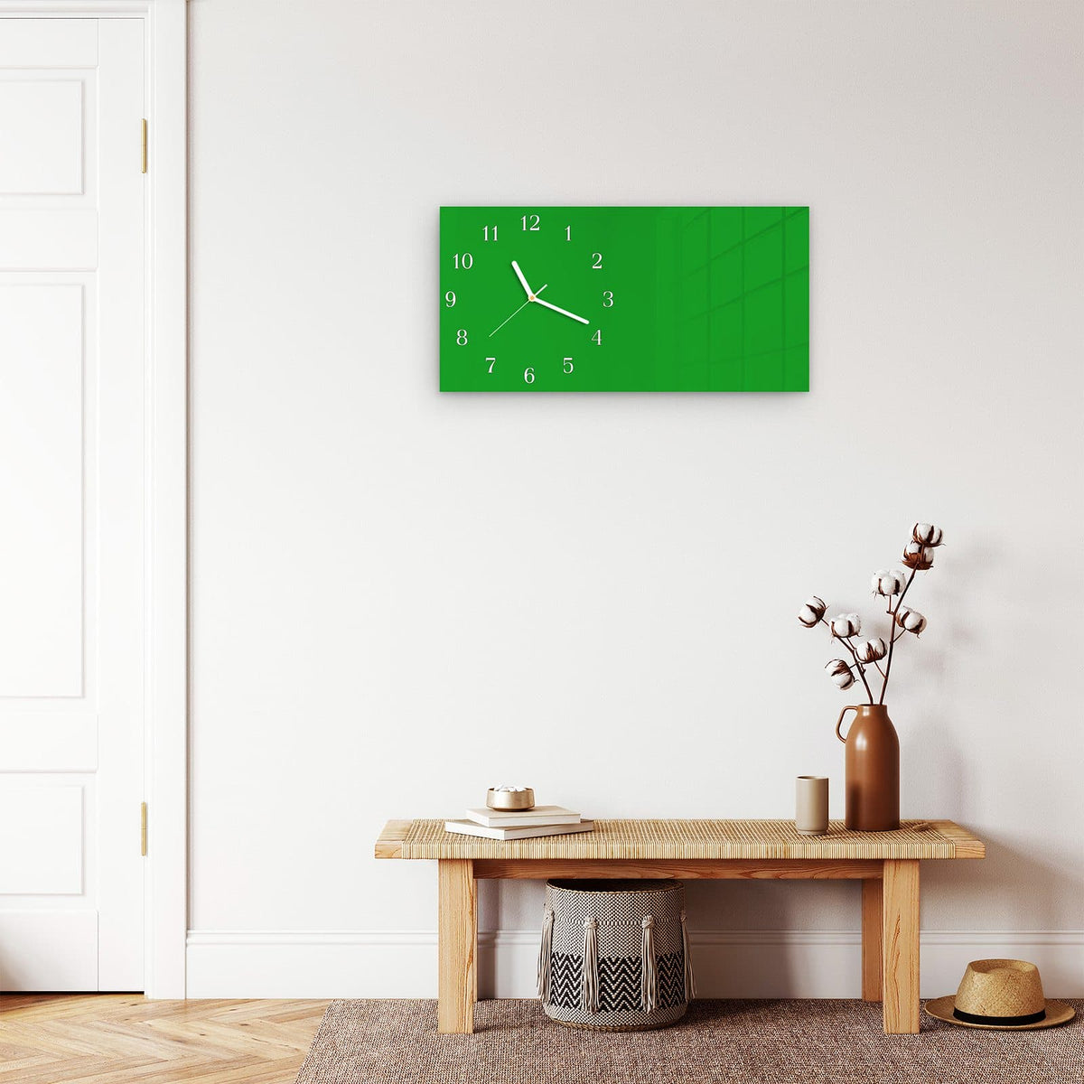 Moderne Wanduhr aus Glas mit Farbtiefe – Wanduhr Grasgrüner Hintergrund aus Glas – Querformat 60 × 30 cm