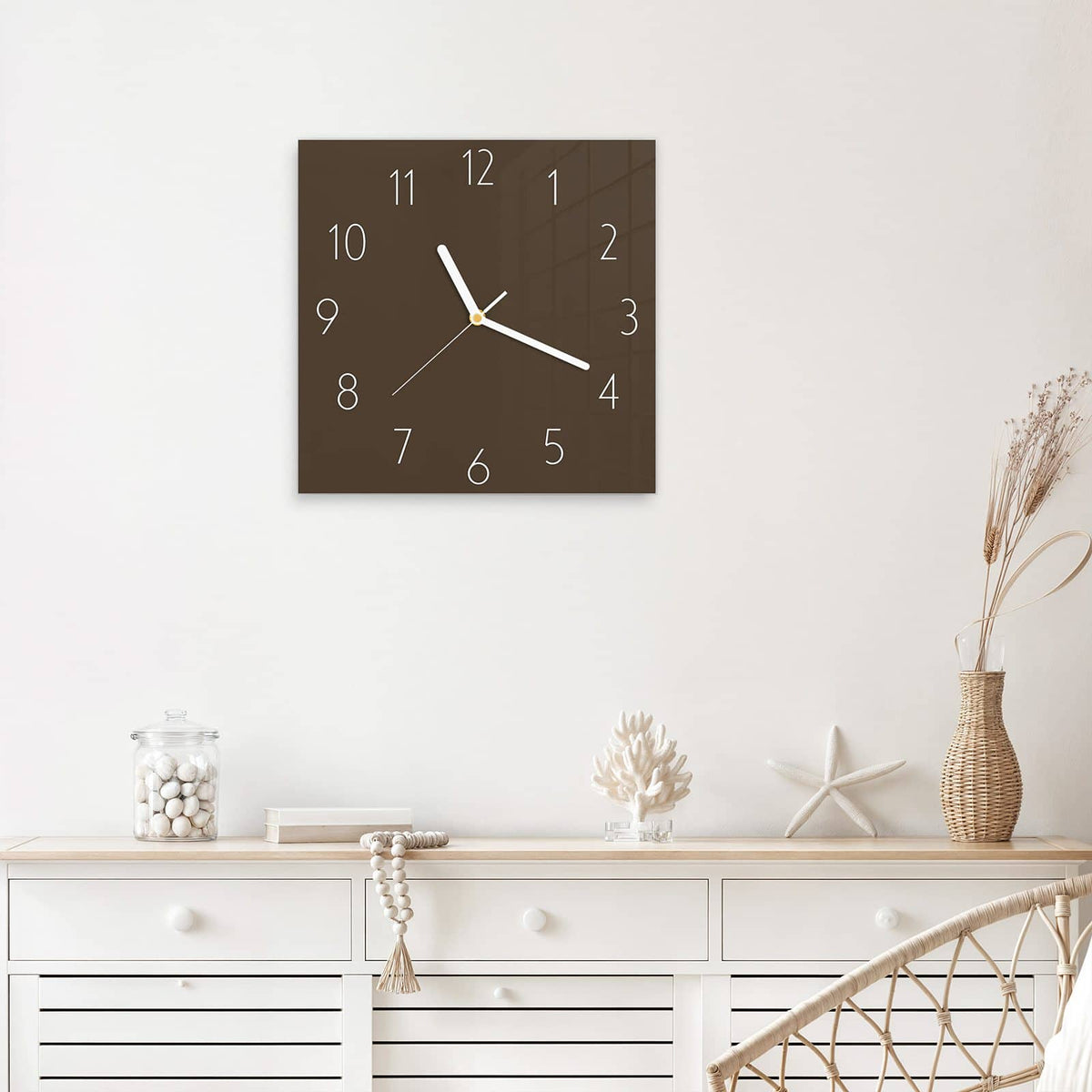 Wanduhr Mokkabrauner Hintergrund aus Glas – Quadratisch 30 × 30 cm – Warmes Dunkelbraun als Farbfläche