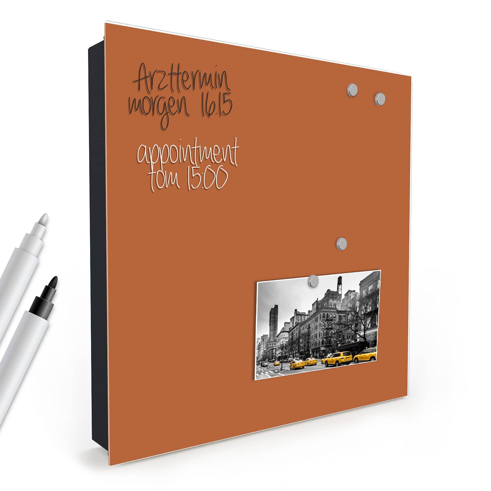 Komfortable Schlüsselbox mit Motiv Brauner Hintergrund in schräger Produktansicht mit Zubehör