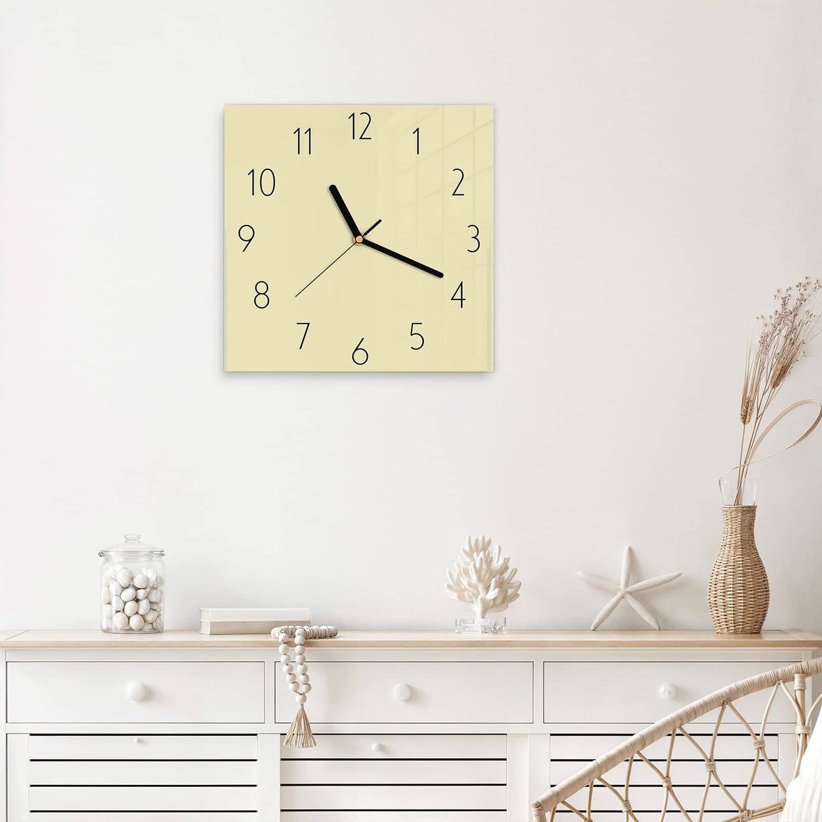 Wanduhr Sandbeige aus Glas – Quadratisch 30 × 30 cm – Neutrales Beige als sanfte Fläche