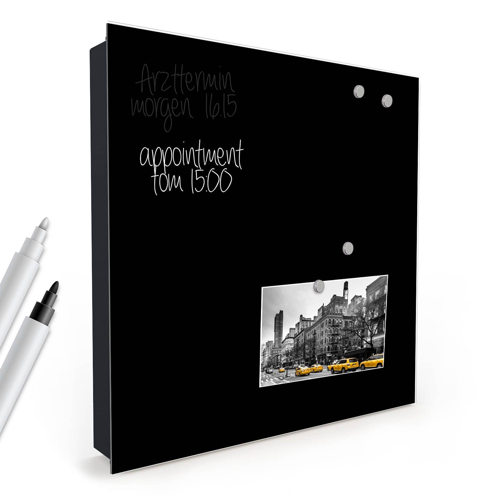 Stabiler Schlüsselkasten mit Motiv Schwarzer Hintergrund in schräger Produktansicht mit Zubehör