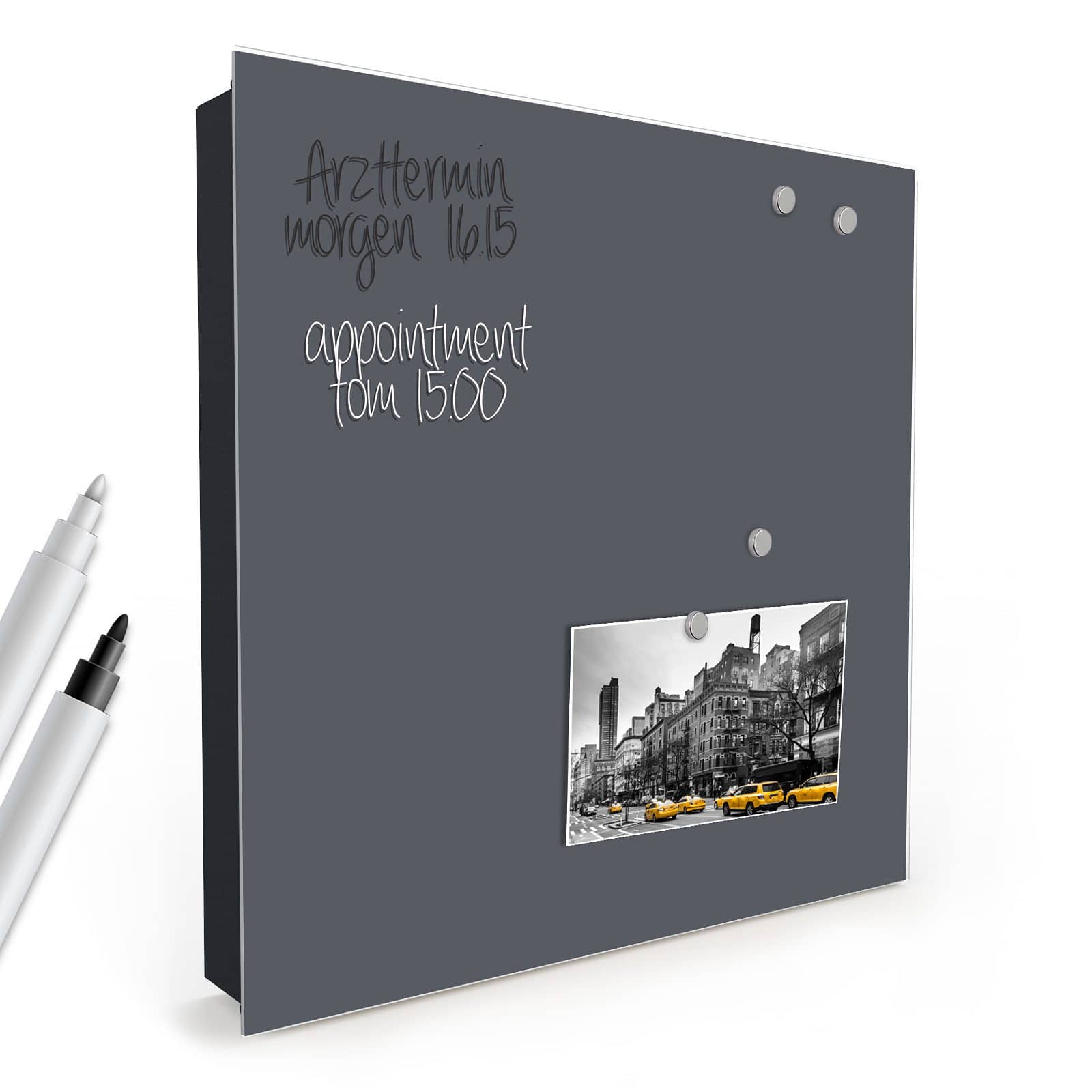 Langlebiger Metall Schlüsselkasten mit Motiv Dunkelgrauer Hintergrund in schräger Produktansicht mit Zubehör