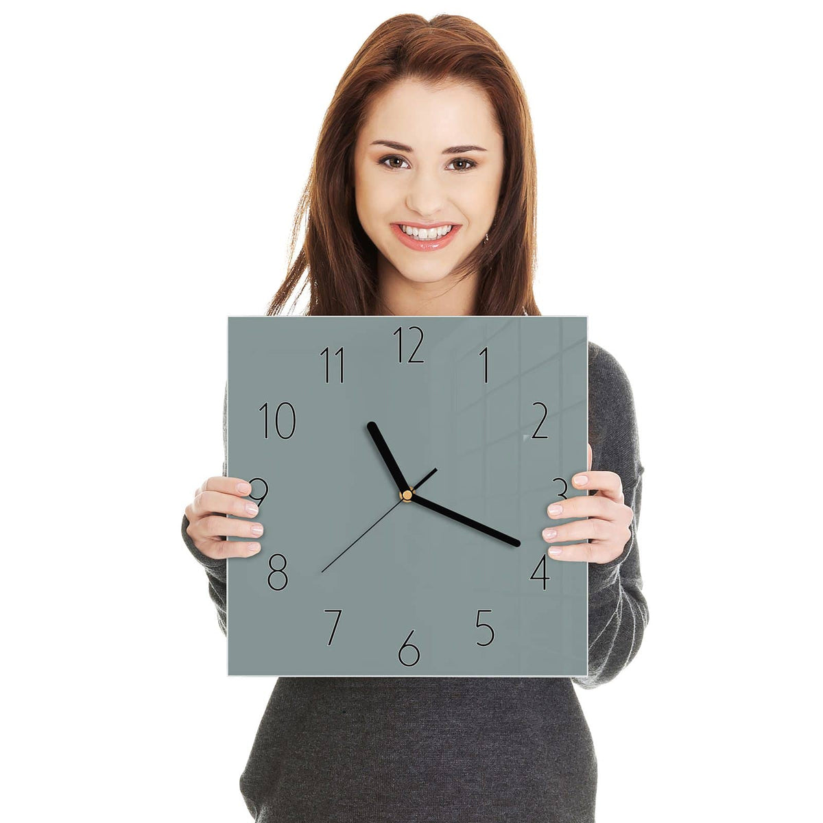 Quadratische Wanduhr aus Glas Steingrau in zwei Händen gehalten – Größenvergleich, 30 × 30 cm