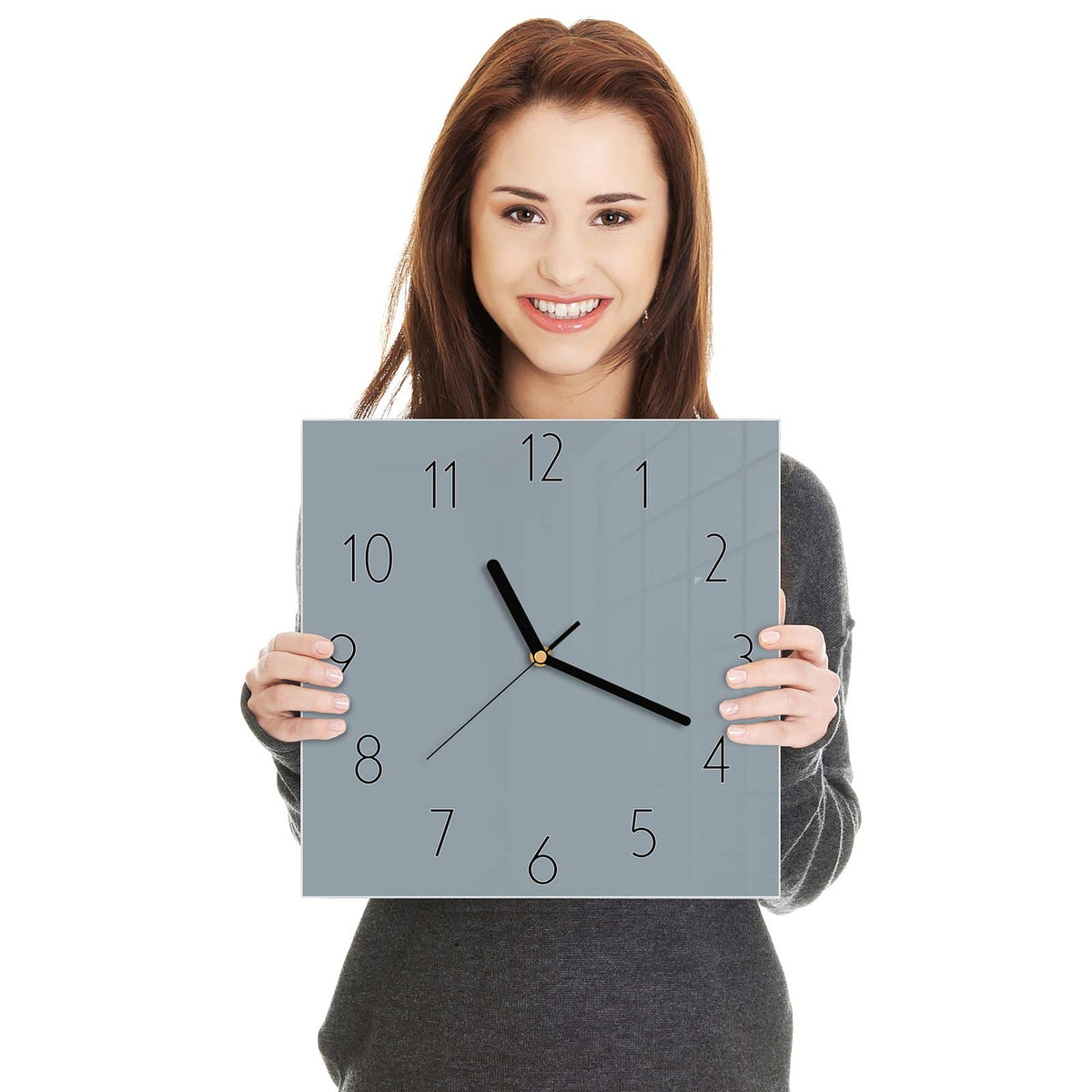 Quadratische Wanduhr aus Glas Schiefergrau in zwei Händen gehalten – Größenvergleich, 30 × 30 cm