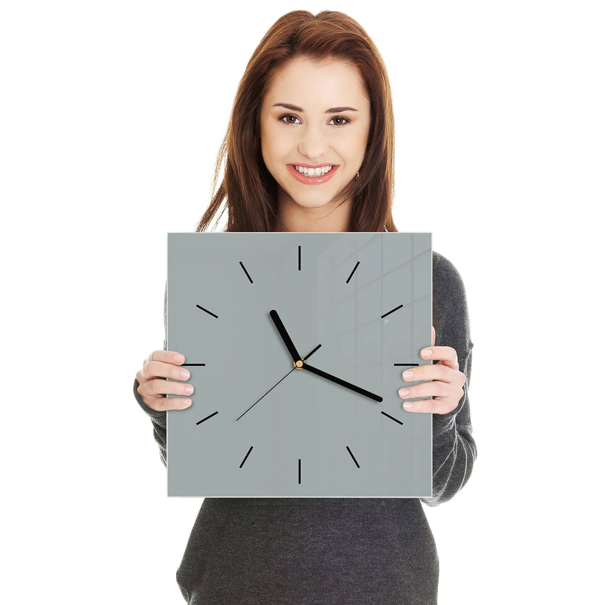 Quadratische Wanduhr aus Glas Nebelgrau in zwei Händen gehalten – Größenvergleich, 30 × 30 cm