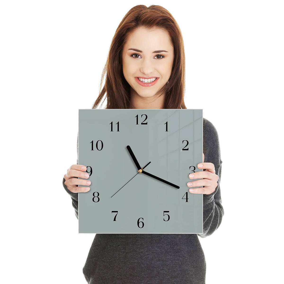 Quadratische Wanduhr aus Glas Nebelgrau in zwei Händen gehalten – Größenvergleich, 30 × 30 cm