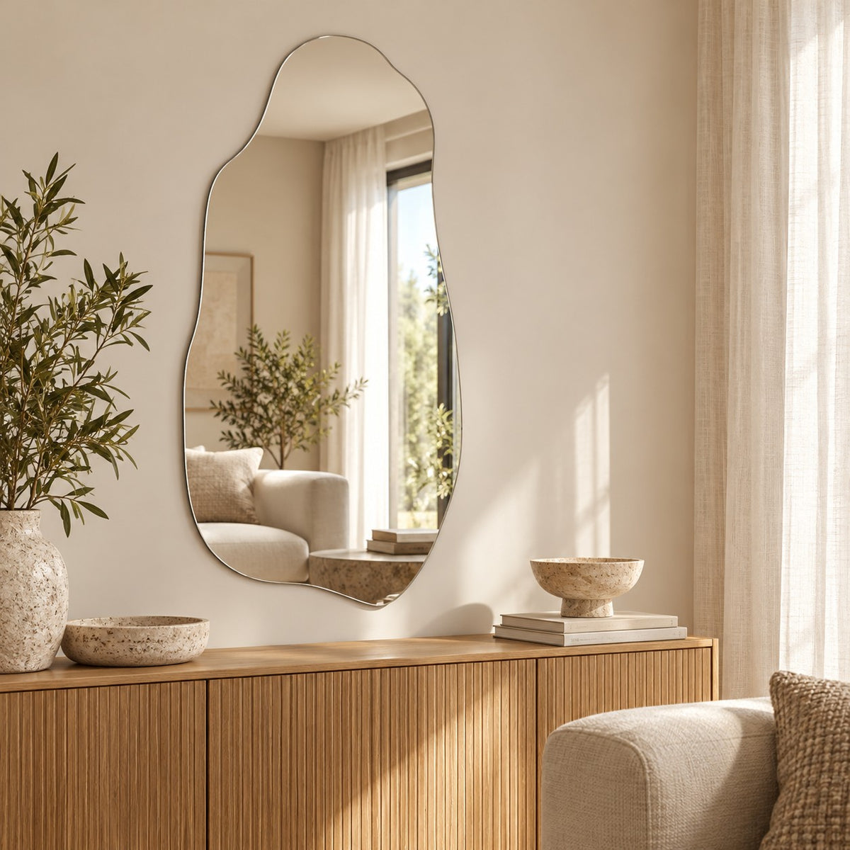 Asymmetrischer Wandspiegel Silhouette 50 × 100 cm, rahmenlos, im Wohnzimmer