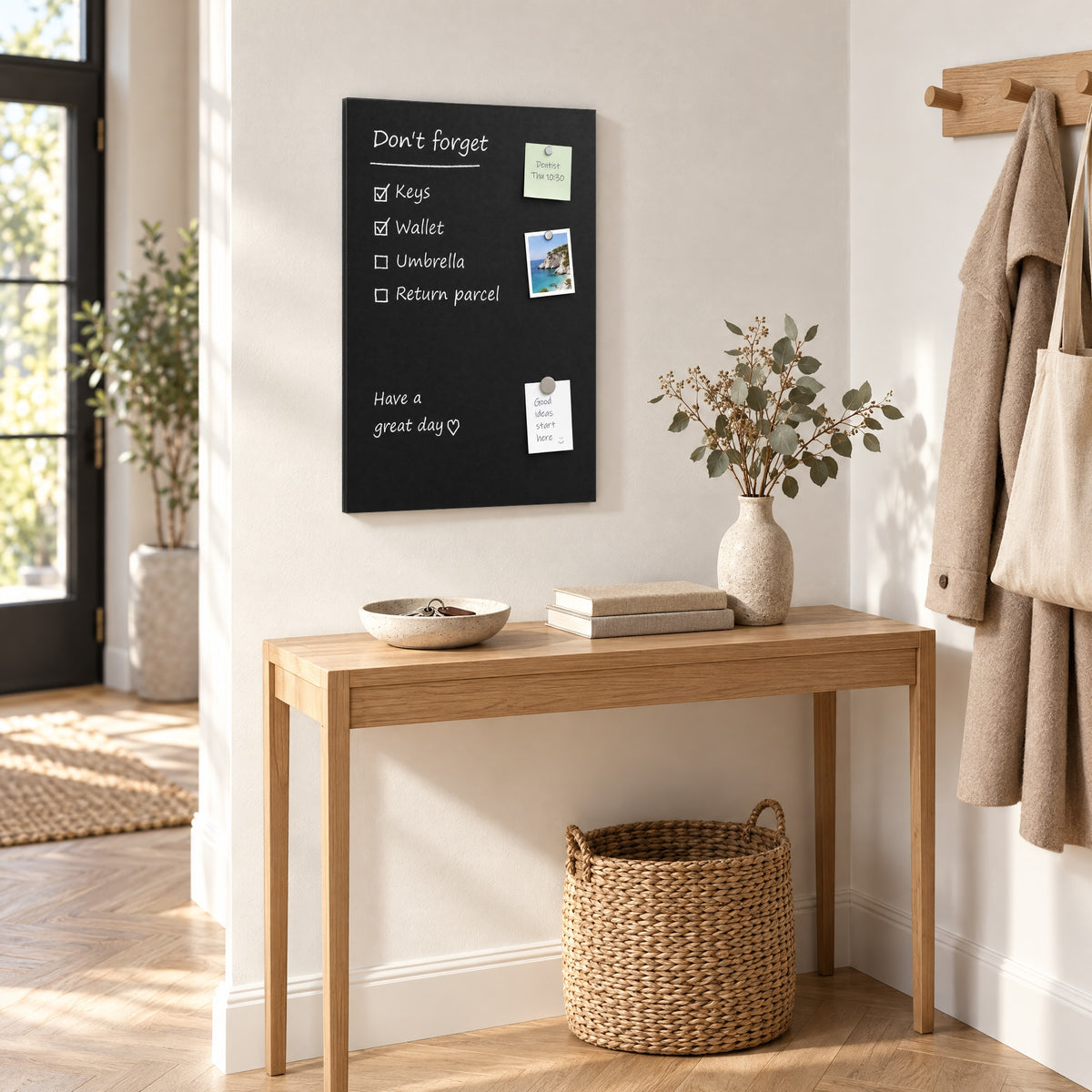 Magnetische Kreidetafel 40 × 60 cm im Flur als Familien-Pinnwand