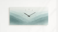 Wanduhr im Querformat 60 x 30 cm aus Glas an der Wand